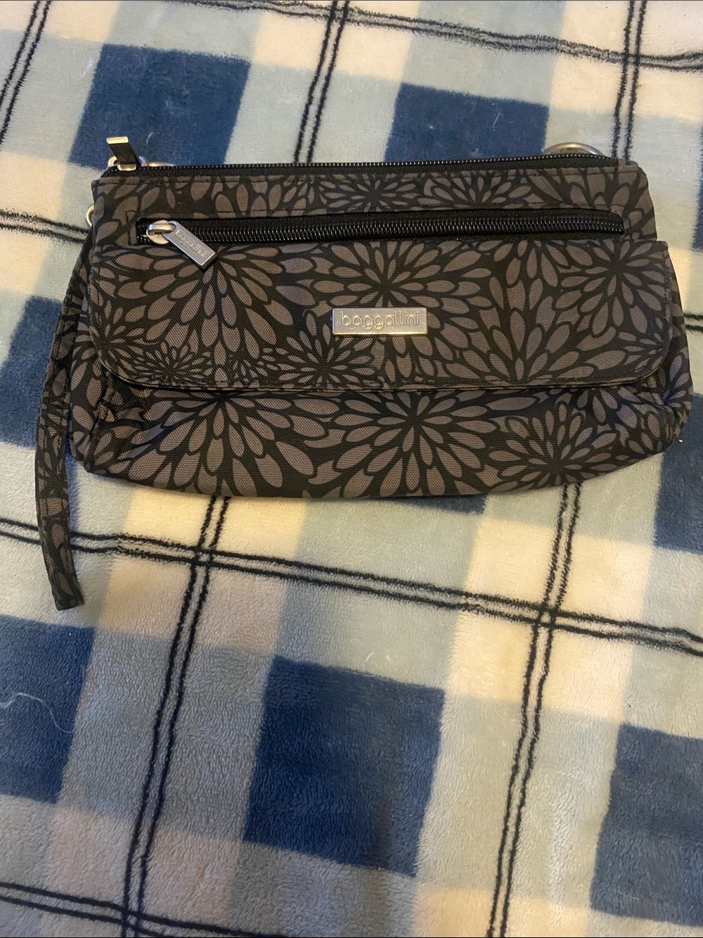 Baggallini Gray Floral Zip Wristlet Clutch